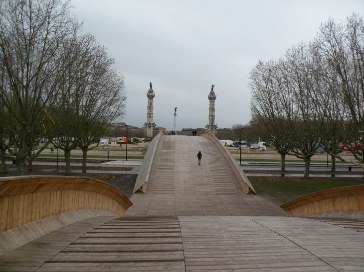  passerelle en bois au niveau de l'esplanade des Quinconces